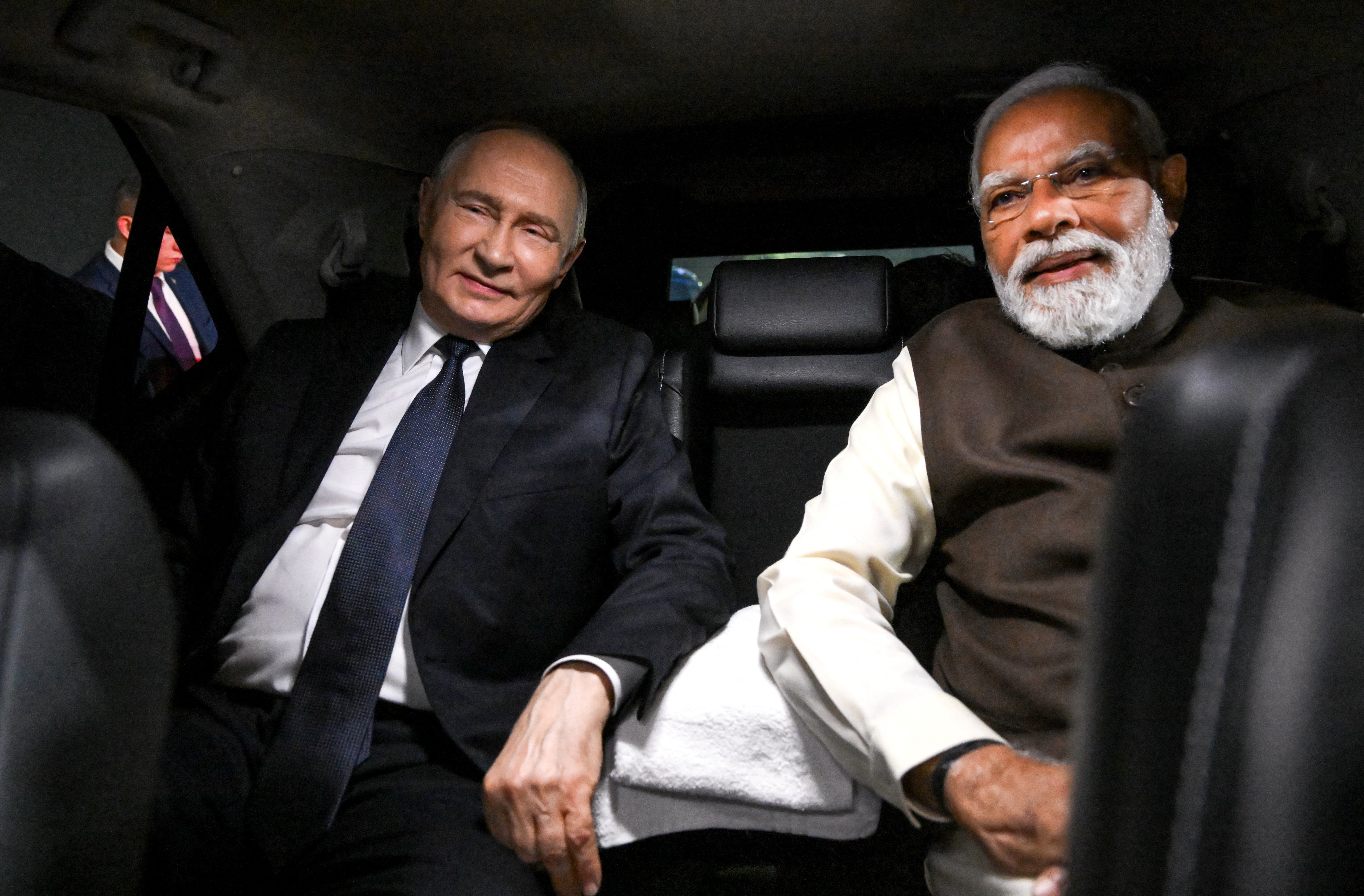 Tổng thống Nga Vladimir Putin và Thủ tướng Ấn Độ Narendra Modi trên cùng một xe trong lễ đón tại Căn cứ Không quân Palam ở New Delhi, Ấn Độ, ngày 4/12/2025. (Ảnh: Sputnik/Grigory Sysoev/Pool qua Reuters.)