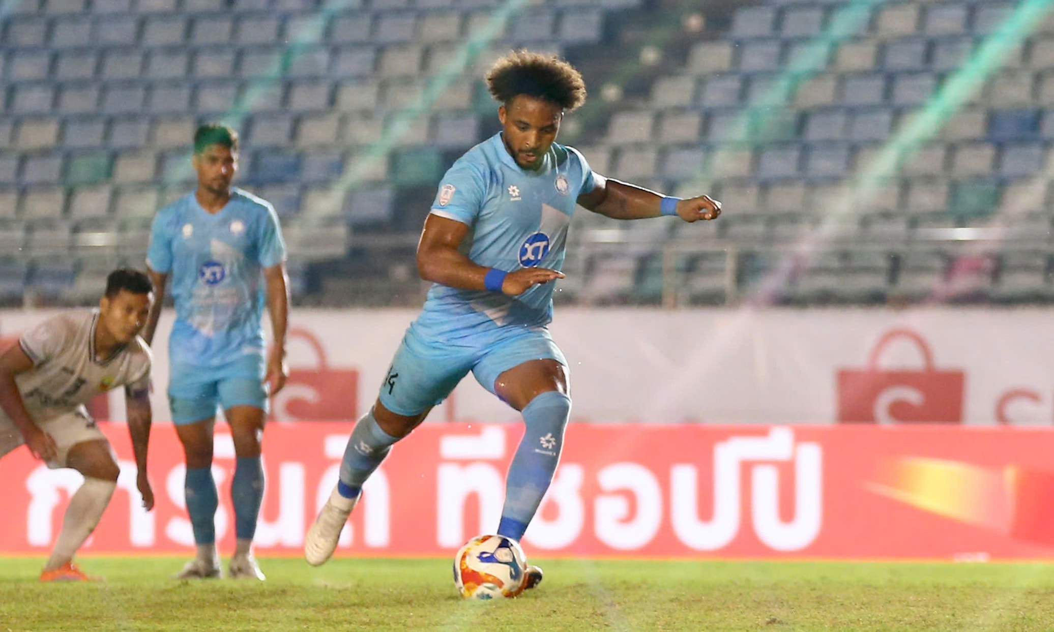 Nguyễn Xuân Son ghi 3 bàn giúp CLB Nam Định thắng 3-0.