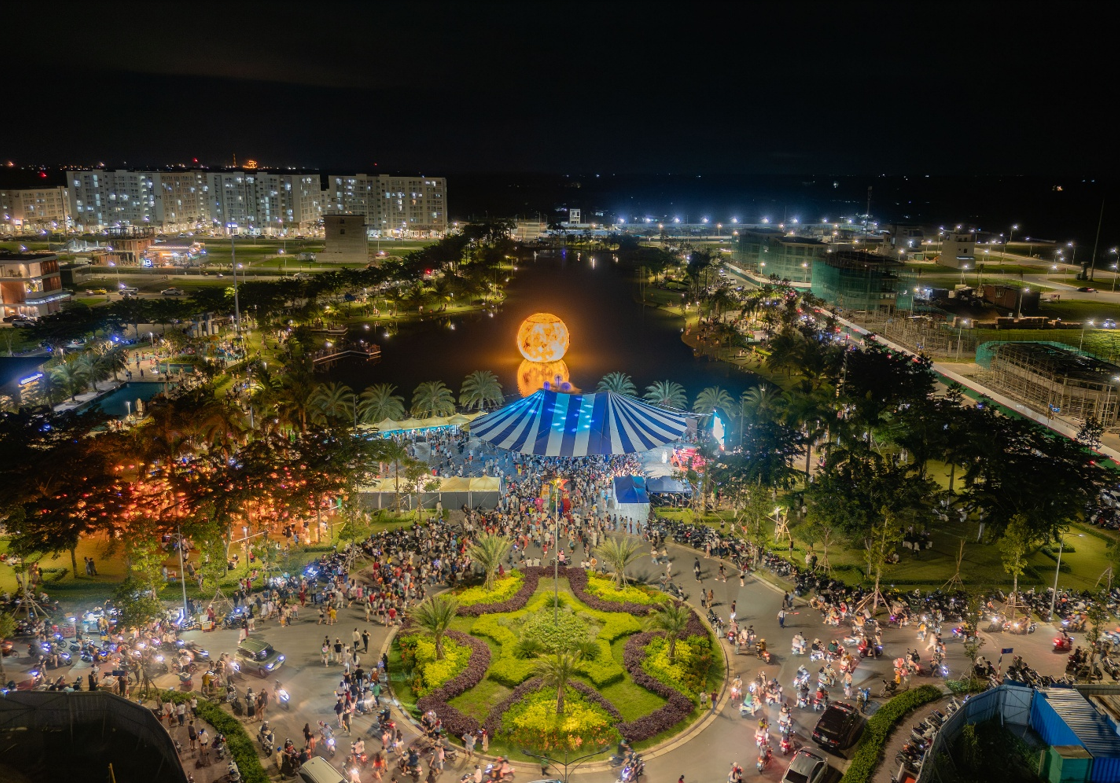 Quảng trường trung tâm Nam Long II Central Lake, nơi mỗi mùa lễ hội trong năm đều trở thành một ký ức đẹp của cộng đồng.