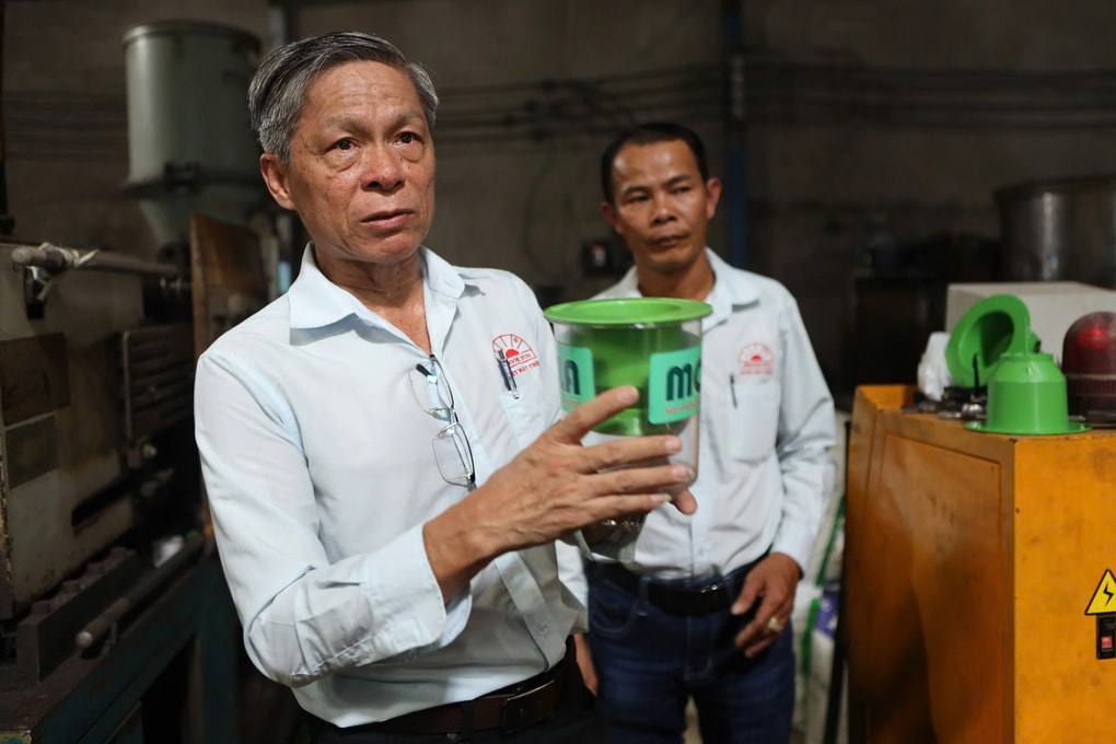 Doanh nhân chi 2 tỷ làm bẫy muỗi, tặng 1.000 chiếc để chặn sốt xuất huyết - 1 Doanh nhân chi 2 tỷ làm bẫy muỗi, tặng 1.000 chiếc để chặn sốt xuất huyết - 1