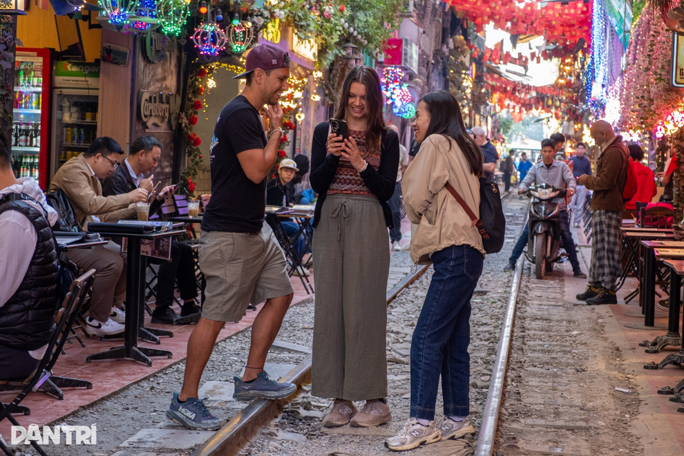 Hành vi gây tranh cãi của khách Mỹ ở phố đường tàu Hà Nội - 2 Hành vi gây tranh cãi của khách Mỹ ở phố đường tàu Hà Nội - 2