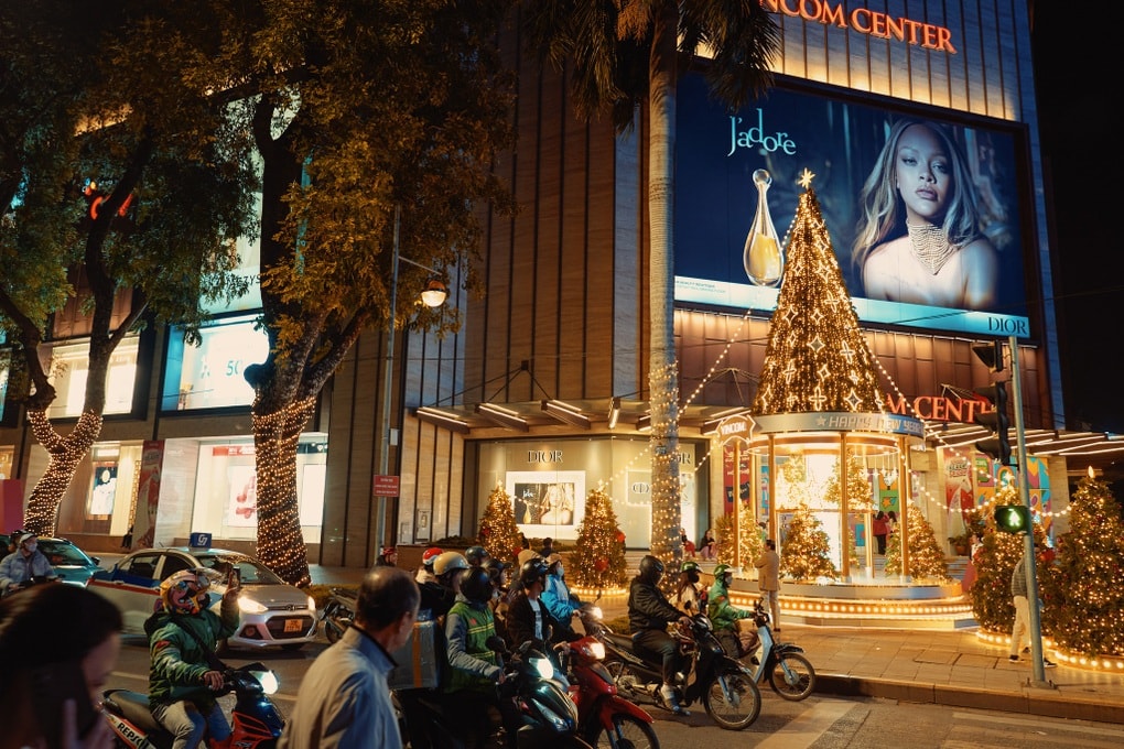 2,3 triệu lượt khách tới Vincom Black Friday 2025 - 5 2,3 triệu lượt khách tới Vincom Black Friday 2025 - 5