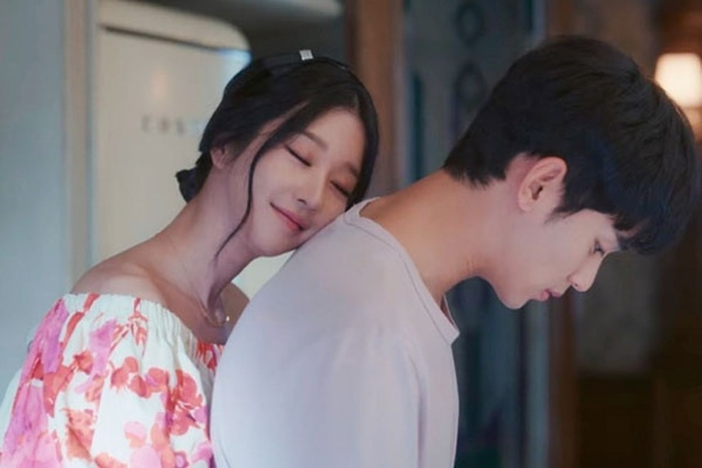 Tôi mất ăn mất ngủ vì thường xuyên bị sếp nữ lớn tuổi “gạ tình” - 1 Tôi mất ăn mất ngủ vì thường xuyên bị sếp nữ lớn tuổi “gạ tình” - 1