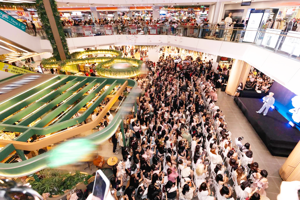 2,3 triệu lượt khách tới Vincom Black Friday 2025 - 6 2,3 triệu lượt khách tới Vincom Black Friday 2025 - 6