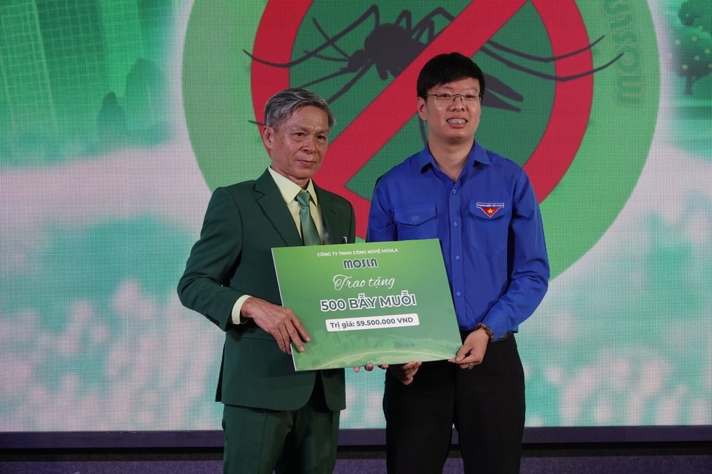Doanh nhân chi 2 tỷ làm bẫy muỗi, tặng 1.000 chiếc để chặn sốt xuất huyết - 3 Doanh nhân chi 2 tỷ làm bẫy muỗi, tặng 1.000 chiếc để chặn sốt xuất huyết - 3