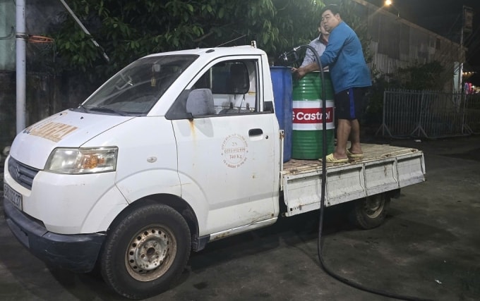 Nhân viên một khách sạn mua nhiên liệu dự trữ dùng cho máy phát điện. Ảnh:Thùy Trang