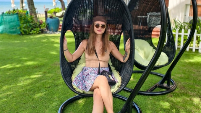 Ellina chụp ảnh bên ngoài bungalow. Ảnh: NVCC