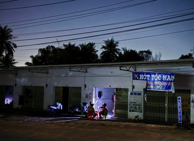 Người dân trong xóm chị Dung ra hiên nhà hóng gió, trò chuyện, tối 30/11. Ảnh nhân vật cung cấp