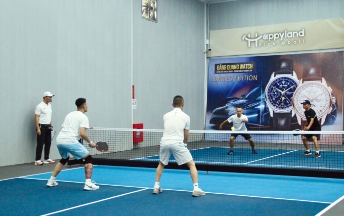 Người chơi tham dự một giải đấu pickleball nội bộ tại sân ở Long Biên, hôm 13/11. Ảnh: Phan Dương