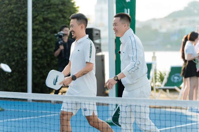 Anh Mạnh Seven (phải) tham gia một trận thi đấu pickleball gần đây ở TP HCM. Ảnh: Nhân vật cung cấp