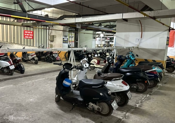 Khu vực để xe máy điện, xe đạp điện được thiết kế riêng, gần lối ra vào của tòa nhà và bảo vệ tại chung cư HH Linh Đàm, phường Hoàng Liệt, sáng 4/12. Ảnh: Ngọc Hưng