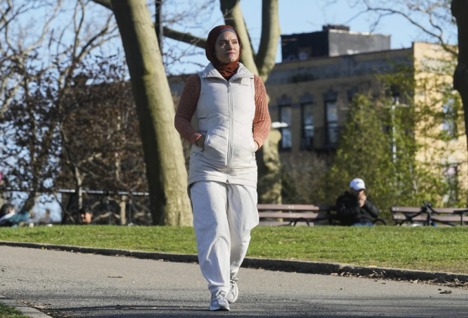 Daniris Espinal đi bộ ở công viên Sunset, Brooklyn, New York, tháng 4/2025. Ảnh: AP