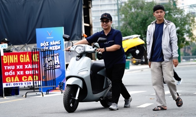 Một khách hàng đổi xe xăng lấy xe điện tại một sự kiện của VinFast ở TP HCM, tháng 7/2025. Ảnh:Thế Anh