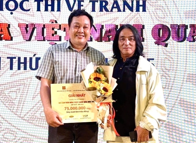 Thạc sĩ Lê Phi Hùng (trái) ở lễ trao giải. Anh 47 tuổi, hiện là Phó trưởng khoa Mỹ thuật tạo hình, ngành Đồ họa, trường Đại học Mỹ thuật TP.HCM. Ảnh: Nhân vật