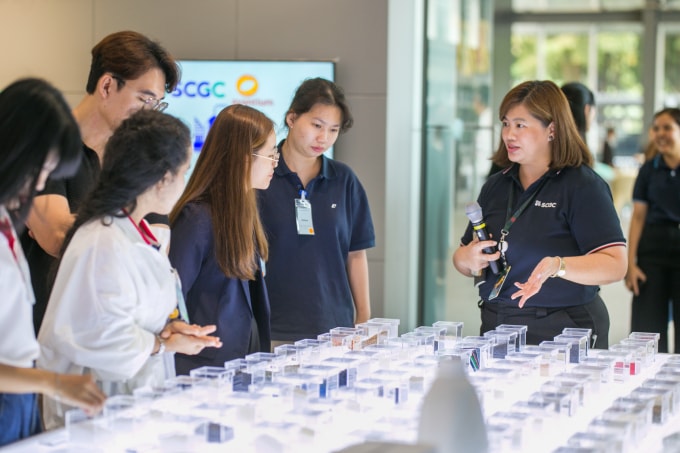 Bà Kwanchanok (bên phải) giới thiệu các loại hạt nhựa với khách tham quan  i2P ngày 1/10. Ảnh: SCG