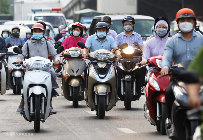 Xe máy chạy xăng trên đường phố Hà Nội. Ảnh: Ngọc Thành