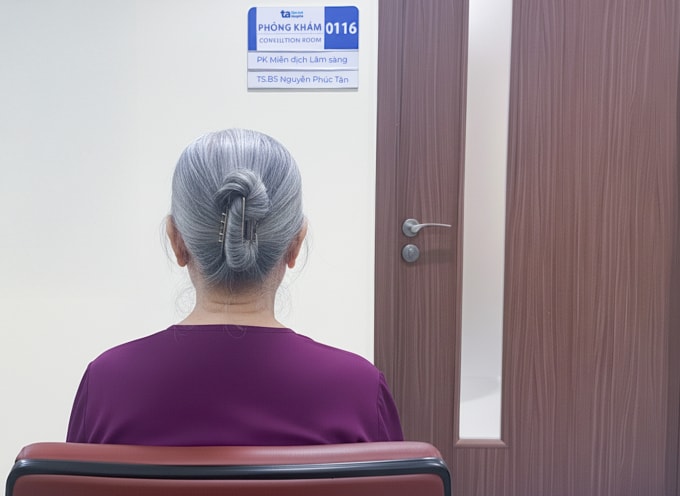Bà Mỹ chờ tái khám tại Bệnh viện Đa khoa Tâm Anh. Ảnh: Bệnh viện cung cấp