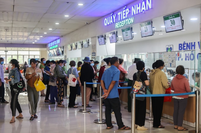 Bệnh nhân chờ khám bệnh tại Bệnh viện Ung Bướu TP HCM cơ sở 2. Ảnh: Quỳnh Trần