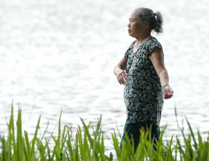 Người dân tập thể dục quanh bờ hồ Hoàn Kiếm. Ảnh: Giang Huy