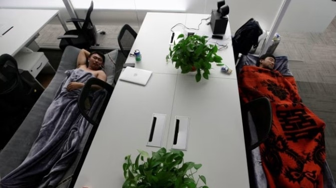 Các lao động Trung Quốc cần ít nhất một giờ ngủ trưa vì thường có ba ca làm việc mỗi ngày. Ảnh: Reuters