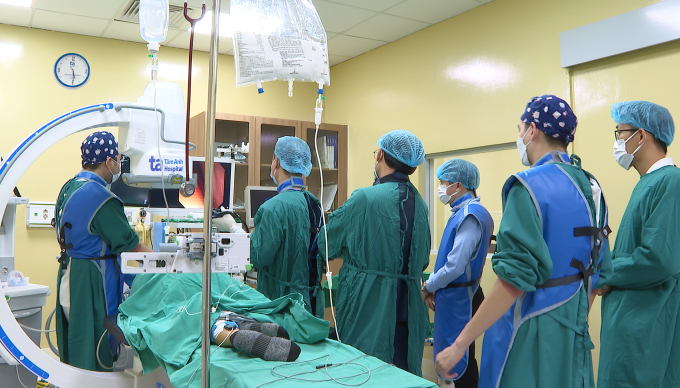 Êkíp nội soi mật tụy ngược dòng tái lưu thông đường mật cho người bệnh. Ảnh: Bệnh viện Đa khoa Tâm Anh