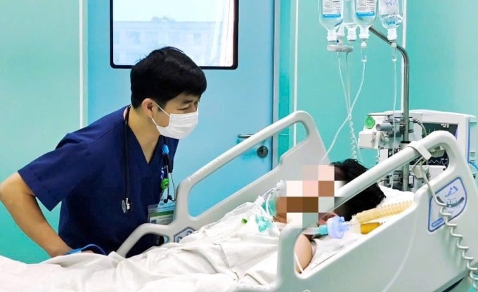 Thanh niên nguy kịch vì nhiễm não mô cầu hồi được điều trị tích cực hồi tháng 4. Ảnh: Bệnh viện Bệnh Nhiệt đới Trung ương