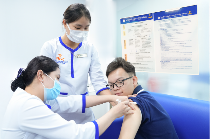 Thanh niên tiêm vaccine não mô cầu tại Hệ thống Tiêm chủng VNVC. Ảnh: Diệu Thuần