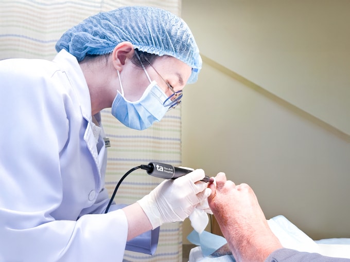 Bác sĩ đang chăm sóc móng chân cho bệnh nhân bị biến chứng tiểu đường. Ảnh: Bệnh viện Đa khoa Tâm Anh