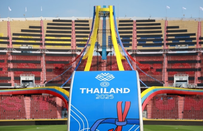 Mọi công tác chuẩn bị cho lễ khai mạc đang được hoàn thiện, với điểm nhấn là đài lửa mọc lên từ khán đài B sân Rajamangala. Ảnh: Đức Đồng