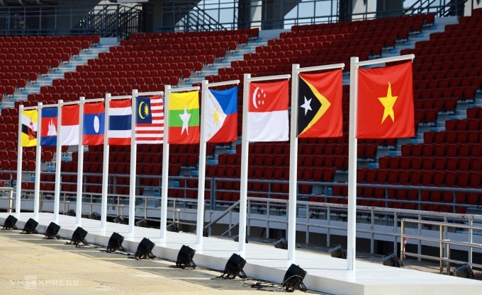 Quốc kỳ của 11 nước tham dự Đại hội đã được dựng lên ở khu vực khán đài D sân Rajamangala, gồm: Việt Nam, Thái Lan, Indonesia, Malaysia, Singapore, Philippines, Myanmar, Campuchia, Lào, Brunei và Timor Leste. Ảnh: Đức Đồng