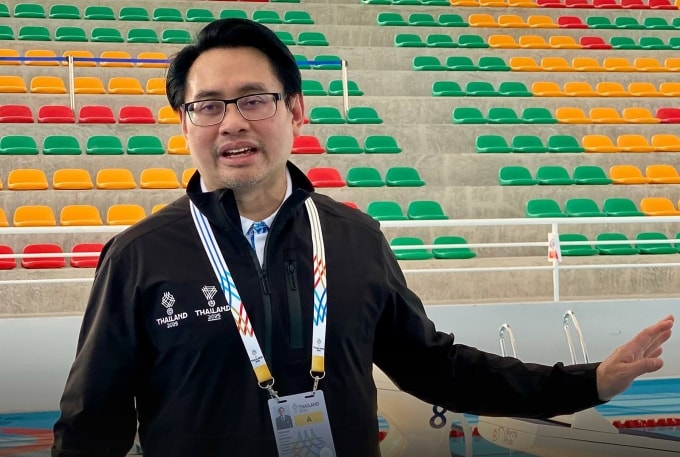 Cục trưởng Cục Thể thao Thái Lan Gongsak Yodmani thị sát địa điểm thi đấu môn bơi tại SEA Games 33, tại khu liên hợp thể thao Huamark ở Bangkok, Thái Lan ngày 3/12/2025. Ảnh: MGR Sport