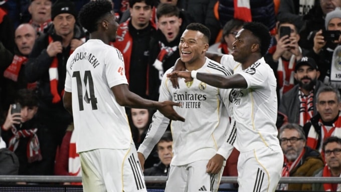 Đồng đội chia vui với Mbappe (giữa) trong trận Real thắng Bilbao 3-0 ở vòng 15 La Liga, trên sân San Mames, Bilbao, Tây Ban Nha tối 3/12. Ảnh: RMA