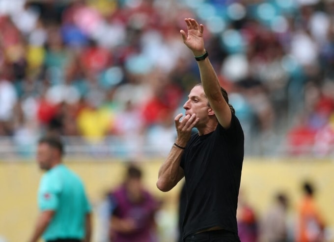HLV Luis chỉ đạo các cầu thủ trong trận đấu Bayern Munich ỏ vòng 1/8 FIFA Club World Cup, trên sân Hard Rock, Miami Gardens, Florida, Mỹ ngày 29/7/2025. Ảnh: Reuters
