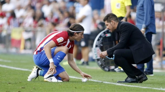 Luis khi còn làm việc dưới trướng Simeone ở Atletico Madrid. Ảnh: AP