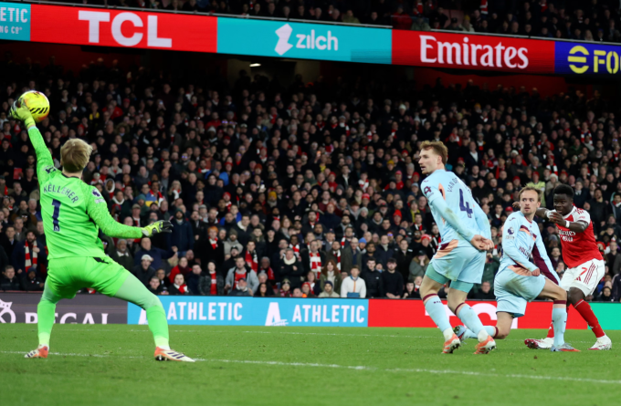 Pha dứt điểm ấn định chiến thắng của Bukayo Saka. Ảnh: Sportsphoto