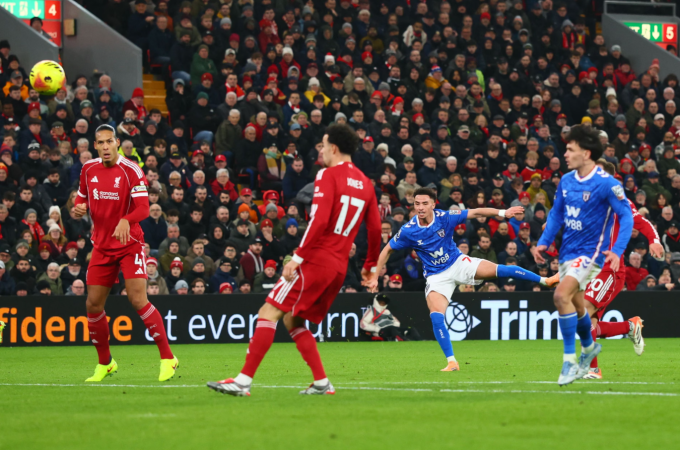 Chemsdine Talbi dứt điểm chạm người Virgil van Dijk đang quay lưng, giúp Sunderland mở tỷ số trong trận hòa Liverpool trên sân Anfield, Merseyside, Anh ngày 3/12/2025. Ảnh: Shutterstock