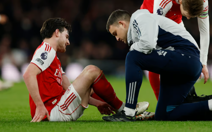 Declan Rice bị căng bắp chân và rời sân cuối trận Arsenal thắng Brentford 2-0 ở vòng 14 Ngoại hạng Anh trên sân Emirates, London, Anh ngày 3/12/2025. Ảnh: Reuters