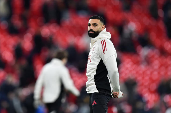 Mohamed Salah dự bị và chỉ vào sân đầu hiệp hai. Ảnh: Reuters