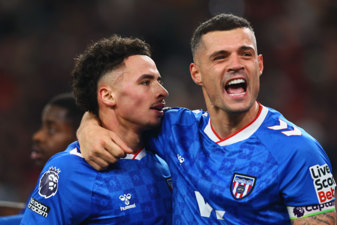 Chemsdine Talbi (trái) ăn mừng cùng Granit Xhaka trong trận Sunderland hòa Liverpool 1-1 trên sân Anfield, Merseyside, Anh ngày 3/12/2025. Ảnh: Shutterstock