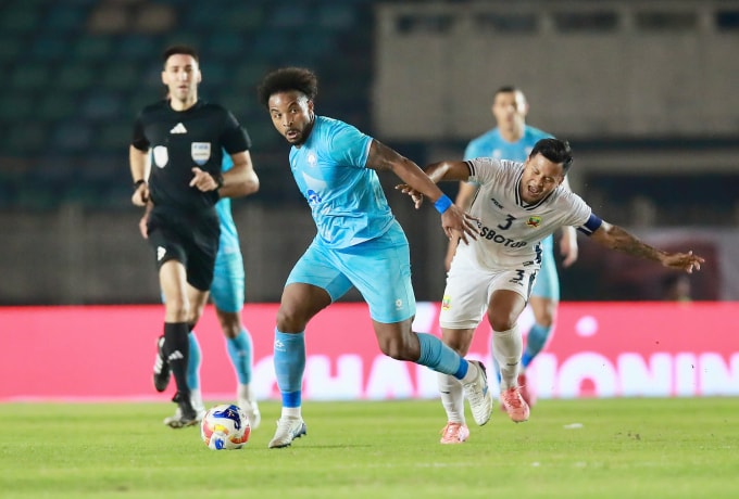 Tiền đạo Nam Định Nguyễn Xuân Son (áo xanh) ghi ba bàn trong trận thắng Shan United 3-0 ở lượt ba bảng B Cup CLB Đông Nam Á 2025-2026, trên sân Thuwunna ở Yangon, Myanmar ngày 4/12/2025. Ảnh: Quang Đương