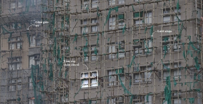 Những vật liệu dễ cháy bao xung quanh một tòa chung cư ở khu Wang Fuk Court. Ảnh: Reuters