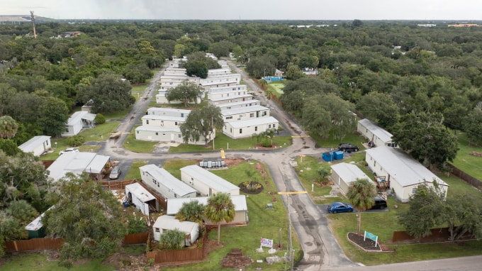 Một khu mobile home ở Gibsonton, Florida, năm 2024. Ảnh: Reuters