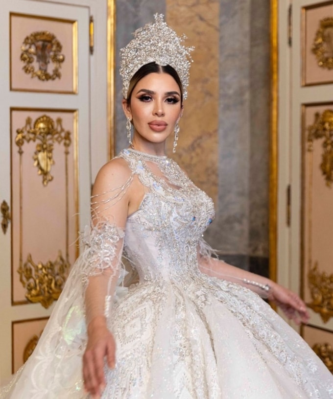 Emma Coronel Aispuro trình diễn áo cưới tại Tuần lễ thời trang Milan 2024. Ảnh: Nytimes