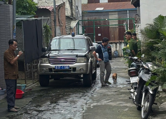 Cơ quan điều tra làm việc với những người liên quan tại khu đất tranh chấp. Ảnh: Thái Hà