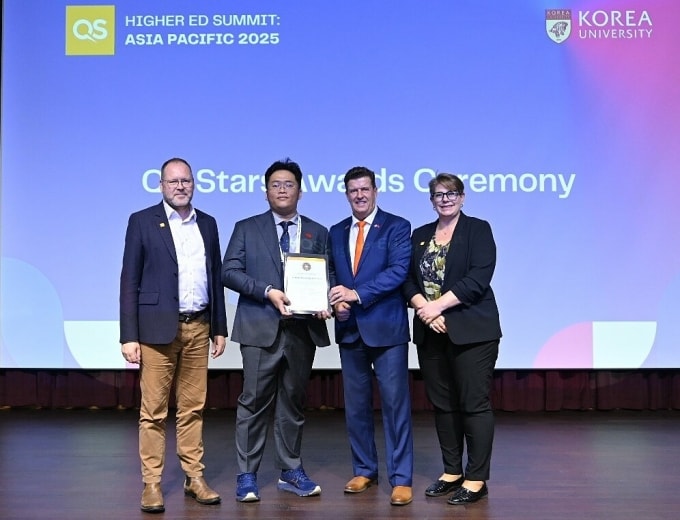 Đại diện trường được trao chứng nhận chuẩn QS 5 sao giai đoạn 2025-2028 tại Seoul, Hàn Quốc. Ảnh: BUV