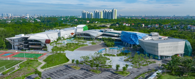 Khuôn viên 6,5 hecta đạt chứng chỉ công trình xanh EDGE. Ảnh: BUV