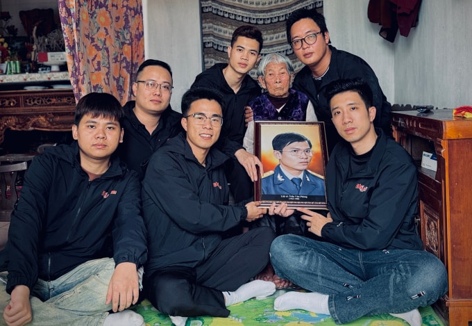 Nhóm tặng ảnh chân dung thượng úy Trần Văn Phòng, Đại đội trưởng E83 Công binh, một trong 64 liệt sĩ hải quân hy sinh tại Gạc Ma năm 1988. Ảnh: Skyline