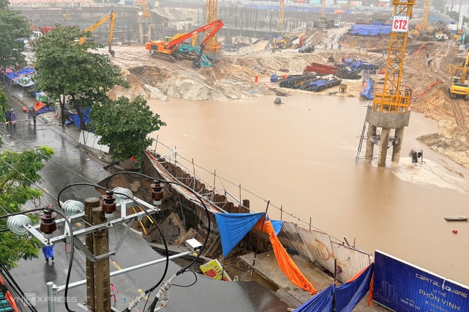 Xung quanh khu vực hố tử thần có nhà dân, cột điện trung thế... Ảnh: Nguyễn Đông