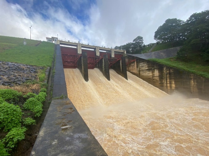 Hồ Đơn Dương xả lũ trưa 4/12. Ảnh: Thái Hà