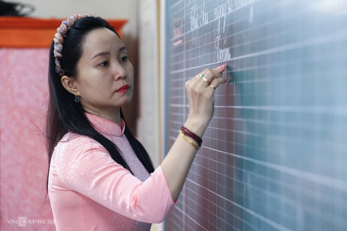 Giáo viên trường Tiểu học Bùi Văn Mới, TP HCM, trong ngày đầu năm học 2025-2026. Ảnh: Quỳnh Trần